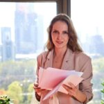 Tamara Gverdtsiteli Instagram - Во многих сферах, особенно в нашей творческой, артисты подписывают договоры, часто не понимая или не до конца понимая, о чем именно там речь, что значат все эти термины про лицензии и разные права. С одной стороны, артисты и не должны разбираться в законах, их дело творить и вдохновлять, но, как говорится, незнание закона не освобождает от ответственности. И потом выходит так, что почему-то песни, которые ты записала - петь ты не можешь, нарушаешь чьи-то права, процент от рекламных агентств не такой как обещали, а за фото, которые ты разместил получаешь претензии и так далее. Поэтому важно чтобы у нас были доверенные лица – адвокаты, к которым можно обращаться перед каждой важной сделкой. Спасибо Анастасии Расторгуевой @advokat_rastorgueva и ее команде за консультации, советы и помощь в том, чтобы на бумаге оказалось все так как надо! #адвокат#адвокатрасторгуева#москва#доверие Москва, Фрунзенская набережная