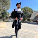 Tamer Hosny Instagram - الفتره اللي فاتت خدت مني حقيقي شغل جامد في الاغاني و بصراحه كنت تعبان جداً ،، النهارده قولت لازم انزل اتمرن روحت الچيم اتمرن لقيت الوحوش بياكلوا الحديد وقفت عالباب ٥ ثواني و لفيت و رجعت تاني 😀حسيت اني لسه تعبان بس مصلحه طلعت بصوره لطيفه 😀 يومين كده ان شاء الله وانزل تاني 💪نهاركم جميل و كله خير عليكم ❤️