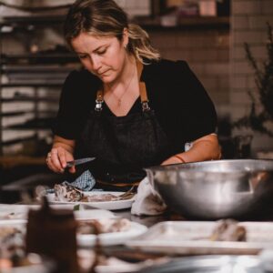 Tamy Emma Pepin Instagram - Opa! Après une diffusion réussie sur la plateforme de streaming Vrai, l’émission Resto Pop-Up est maintenant diffusée sur la chaîne de television canadienne Zeste. Déjà deux ans depuis ce délicieux tournage, entourée de la merveilleuse équipe de Sphère Media et des chefs de la scène culinaire montréalaise. Des rencontres et des recettes, à visionner sur Zeste en famille ou entre amis, les vendredis à 11:30 et 16:30, ou sur demande via les plateformes de Québecor. 🥰 

#montreal #montrealculinaire #restosmontréal #foodshow