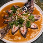 Tamy Emma Pepin Instagram - Beaucoup de plaisir avec tous nos invités dans cet épisode de #restopopup. Incroyable découverte @Anitaymfeng. Arrivée au Québec de la Chine à l'âge de 10 ans, Anita a appris le métier de chef en travaillant dans la cuisine du Trilogie, entreprise de ses parents. Elle part ensuite au Sichuan, en Chine, pour apprendre à cuisiner des plats traditionnels avec des méthodes plus anciennes, puis revient au Québec, où elle travaille sous la direction du chef John Winer Russell au @restaurant_candide - restaurant fétiche de Montréal. ⠀⠀⠀⠀⠀⠀⠀⠀⠀ Dans cet épisode, on prépare un poisson vapeur au gingembre, avec garnitures et oignons verts. ⠀⠀⠀⠀⠀⠀⠀⠀⠀ J’y ai entre autres appris qu’on aime servir les plats en entier dans la cuisine chinoise, car symboliquement, couper un poisson est perçu comme couper des liens, alors que l’acte de manger est pour se réunir 🌶❤️ ⠀⠀⠀⠀⠀⠀⠀⠀⠀ À visionner sur VRAI, et pour les chanceux, à déguster à l’adresse montréalaise d’Anita et son équipe : @jai.feng.mtl Photos : @madshitcray #restopopup #mtlrestos #foodshow #quebec Montréal, Québec