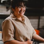 Tamy Emma Pepin Instagram - Beaucoup de plaisir avec tous nos invités dans cet épisode de #restopopup. Incroyable découverte @Anitaymfeng. Arrivée au Québec de la Chine à l'âge de 10 ans, Anita a appris le métier de chef en travaillant dans la cuisine du Trilogie, entreprise de ses parents. Elle part ensuite au Sichuan, en Chine, pour apprendre à cuisiner des plats traditionnels avec des méthodes plus anciennes, puis revient au Québec, où elle travaille sous la direction du chef John Winer Russell au @restaurant_candide - restaurant fétiche de Montréal. ⠀⠀⠀⠀⠀⠀⠀⠀⠀ Dans cet épisode, on prépare un poisson vapeur au gingembre, avec garnitures et oignons verts. ⠀⠀⠀⠀⠀⠀⠀⠀⠀ J’y ai entre autres appris qu’on aime servir les plats en entier dans la cuisine chinoise, car symboliquement, couper un poisson est perçu comme couper des liens, alors que l’acte de manger est pour se réunir 🌶❤️ ⠀⠀⠀⠀⠀⠀⠀⠀⠀ À visionner sur VRAI, et pour les chanceux, à déguster à l’adresse montréalaise d’Anita et son équipe : @jai.feng.mtl Photos : @madshitcray #restopopup #mtlrestos #foodshow #quebec Montréal, Québec