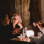 Tamy Emma Pepin Instagram - Beaucoup de plaisir avec tous nos invités dans cet épisode de #restopopup. Incroyable découverte @Anitaymfeng. Arrivée au Québec de la Chine à l'âge de 10 ans, Anita a appris le métier de chef en travaillant dans la cuisine du Trilogie, entreprise de ses parents. Elle part ensuite au Sichuan, en Chine, pour apprendre à cuisiner des plats traditionnels avec des méthodes plus anciennes, puis revient au Québec, où elle travaille sous la direction du chef John Winer Russell au @restaurant_candide - restaurant fétiche de Montréal. ⠀⠀⠀⠀⠀⠀⠀⠀⠀ Dans cet épisode, on prépare un poisson vapeur au gingembre, avec garnitures et oignons verts. ⠀⠀⠀⠀⠀⠀⠀⠀⠀ J’y ai entre autres appris qu’on aime servir les plats en entier dans la cuisine chinoise, car symboliquement, couper un poisson est perçu comme couper des liens, alors que l’acte de manger est pour se réunir 🌶❤️ ⠀⠀⠀⠀⠀⠀⠀⠀⠀ À visionner sur VRAI, et pour les chanceux, à déguster à l’adresse montréalaise d’Anita et son équipe : @jai.feng.mtl Photos : @madshitcray #restopopup #mtlrestos #foodshow #quebec Montréal, Québec