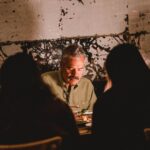 Tamy Emma Pepin Instagram - Beaucoup de plaisir avec tous nos invités dans cet épisode de #restopopup. Incroyable découverte @Anitaymfeng. Arrivée au Québec de la Chine à l'âge de 10 ans, Anita a appris le métier de chef en travaillant dans la cuisine du Trilogie, entreprise de ses parents. Elle part ensuite au Sichuan, en Chine, pour apprendre à cuisiner des plats traditionnels avec des méthodes plus anciennes, puis revient au Québec, où elle travaille sous la direction du chef John Winer Russell au @restaurant_candide - restaurant fétiche de Montréal. ⠀⠀⠀⠀⠀⠀⠀⠀⠀ Dans cet épisode, on prépare un poisson vapeur au gingembre, avec garnitures et oignons verts. ⠀⠀⠀⠀⠀⠀⠀⠀⠀ J’y ai entre autres appris qu’on aime servir les plats en entier dans la cuisine chinoise, car symboliquement, couper un poisson est perçu comme couper des liens, alors que l’acte de manger est pour se réunir 🌶❤️ ⠀⠀⠀⠀⠀⠀⠀⠀⠀ À visionner sur VRAI, et pour les chanceux, à déguster à l’adresse montréalaise d’Anita et son équipe : @jai.feng.mtl Photos : @madshitcray #restopopup #mtlrestos #foodshow #quebec Montréal, Québec