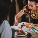 Tamy Emma Pepin Instagram - Amis Québécois! Six épisodes de la série Resto-Pop sont maintenant disponibles sur la plateforme VRAI. Un réel plaisir de tourner cette émission avec la relève culinaire de Montréal et la merveilleuse équipe de Sphère Média. 🥳 (photos : @madshitcray) ⠀⠀⠀⠀⠀⠀⠀⠀⠀ #Tv #Quebec #FoodShow #VRAI #Restopopup Montréal, Québec