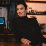 Tamy Emma Pepin Instagram - Beaucoup de plaisir avec tous nos invités dans cet épisode de #restopopup. Incroyable découverte @Anitaymfeng. Arrivée au Québec de la Chine à l'âge de 10 ans, Anita a appris le métier de chef en travaillant dans la cuisine du Trilogie, entreprise de ses parents. Elle part ensuite au Sichuan, en Chine, pour apprendre à cuisiner des plats traditionnels avec des méthodes plus anciennes, puis revient au Québec, où elle travaille sous la direction du chef John Winer Russell au @restaurant_candide - restaurant fétiche de Montréal. ⠀⠀⠀⠀⠀⠀⠀⠀⠀ Dans cet épisode, on prépare un poisson vapeur au gingembre, avec garnitures et oignons verts. ⠀⠀⠀⠀⠀⠀⠀⠀⠀ J’y ai entre autres appris qu’on aime servir les plats en entier dans la cuisine chinoise, car symboliquement, couper un poisson est perçu comme couper des liens, alors que l’acte de manger est pour se réunir 🌶❤️ ⠀⠀⠀⠀⠀⠀⠀⠀⠀ À visionner sur VRAI, et pour les chanceux, à déguster à l’adresse montréalaise d’Anita et son équipe : @jai.feng.mtl Photos : @madshitcray #restopopup #mtlrestos #foodshow #quebec Montréal, Québec