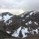 Tamy Emma Pepin Instagram - Je vous remercie de vos messages. Je vais bien. Mon coeur et mes pensées sont avec les familles des disparus. Je pense particulièrement aux enfants, aux hommes et aux femmes dans les montagnes de l’Atlas et dans les régions rurales. Selon @lemondefr plus de la moitié des morts sont dans les régions montagneuses d’Al Haouz et de Taroudant. Des parties de la médina de Marrakech ont été touchées. Je n’ai aucun doute que le patrimoine bâti affecté sera reconstruit rapidement, toutefois cet écosystème humain a aussi besoin de notre appui. Pour les visiteurs, la ville et les alentours sont comme d’habitude. Sinon, je pense à la Terre. À cette énergie sous-terraine, relâchée à la surface vendredi soir. J’espère que nous saurons faire quelque chose de nouveau, de bon et de solidaire avec. Pour ceux qui désirent soutenir le Maroc : - Education For All (@efa_morocco) oeuvre dans l’Atlas et offre des environnements et opportunités d’apprentissage aux femmes et aux filles. - Le Royaume a mis sur pied un compte spécial auprès du Trésor et Bank Al Maghrib, en vue de recevoir les contributions volontaires de solidarité des citoyens et des organismes privés et publics. — Vous pouvez aussi visiter les gens du pays ❤️ Sur une note plus personnelle, je suis attristée par la perte de Tinmel. Ce lieu était pour moi très spécial; un sanctuaire spirituel pour tous les peuples et nations. Je souhaite donc au Maroc de préserver l’écologie et l’esprit de ces environnements, et d’aider les populations rurales à se rebâtir rapidement et en harmonie. Je partagerai des liens et ressources dans les stories et highlights. Vous pouvez aussi m’en envoyer en Dm. A bientôt