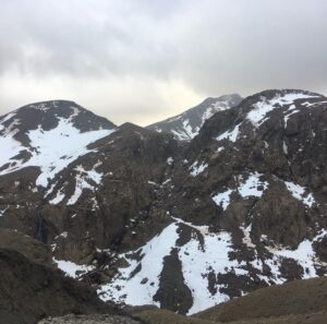 Tamy Emma Pepin Instagram - Je vous remercie de vos messages. Je vais bien. Mon coeur et mes pensées sont avec les familles des disparus. Je pense particulièrement aux enfants, aux hommes et aux femmes dans les montagnes de l’Atlas et dans les régions rurales. Selon @lemondefr plus de la moitié des morts sont dans les régions montagneuses d’Al Haouz et de Taroudant.

Des parties de la médina de Marrakech ont été touchées. Je n’ai aucun doute que le patrimoine bâti affecté sera reconstruit rapidement, toutefois cet écosystème humain a aussi besoin de notre appui. Pour les visiteurs, la ville et les alentours sont comme d’habitude. 

Sinon, je pense à la Terre. À cette énergie sous-terraine, relâchée à la surface vendredi soir. J’espère que nous saurons faire quelque chose de nouveau, de bon et de solidaire avec. 

Pour ceux qui désirent soutenir le Maroc : 

- Education For All (@efa_morocco) oeuvre dans l’Atlas et offre des environnements et opportunités d’apprentissage aux femmes et aux filles.

- Le Royaume a mis sur pied un compte spécial auprès du Trésor et Bank Al Maghrib, en vue de recevoir les contributions volontaires de solidarité des citoyens et des organismes privés et publics.

— Vous pouvez aussi visiter les gens du pays ❤️ 

Sur une note plus personnelle, je suis attristée par la perte de Tinmel. Ce lieu était pour moi très spécial; un sanctuaire spirituel pour tous les peuples et nations. 

Je souhaite donc au Maroc de préserver l’écologie et l’esprit de ces environnements, et d’aider les populations rurales à se rebâtir rapidement et en harmonie. 

Je partagerai des liens et ressources dans les stories et highlights. Vous pouvez aussi m’en envoyer en Dm. 

A bientôt
