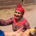 Tamy Emma Pepin Instagram - Je vous remercie de vos messages. Je vais bien. Mon coeur et mes pensées sont avec les familles des disparus. Je pense particulièrement aux enfants, aux hommes et aux femmes dans les montagnes de l’Atlas et dans les régions rurales. Selon @lemondefr plus de la moitié des morts sont dans les régions montagneuses d’Al Haouz et de Taroudant. Des parties de la médina de Marrakech ont été touchées. Je n’ai aucun doute que le patrimoine bâti affecté sera reconstruit rapidement, toutefois cet écosystème humain a aussi besoin de notre appui. Pour les visiteurs, la ville et les alentours sont comme d’habitude. Sinon, je pense à la Terre. À cette énergie sous-terraine, relâchée à la surface vendredi soir. J’espère que nous saurons faire quelque chose de nouveau, de bon et de solidaire avec. Pour ceux qui désirent soutenir le Maroc : - Education For All (@efa_morocco) oeuvre dans l’Atlas et offre des environnements et opportunités d’apprentissage aux femmes et aux filles. - Le Royaume a mis sur pied un compte spécial auprès du Trésor et Bank Al Maghrib, en vue de recevoir les contributions volontaires de solidarité des citoyens et des organismes privés et publics. — Vous pouvez aussi visiter les gens du pays ❤️ Sur une note plus personnelle, je suis attristée par la perte de Tinmel. Ce lieu était pour moi très spécial; un sanctuaire spirituel pour tous les peuples et nations. Je souhaite donc au Maroc de préserver l’écologie et l’esprit de ces environnements, et d’aider les populations rurales à se rebâtir rapidement et en harmonie. Je partagerai des liens et ressources dans les stories et highlights. Vous pouvez aussi m’en envoyer en Dm. A bientôt