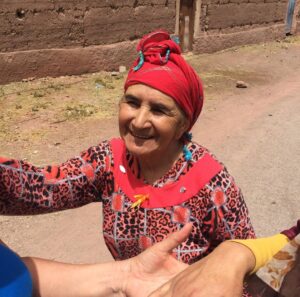 Tamy Emma Pepin Instagram - Je vous remercie de vos messages. Je vais bien. Mon coeur et mes pensées sont avec les familles des disparus. Je pense particulièrement aux enfants, aux hommes et aux femmes dans les montagnes de l’Atlas et dans les régions rurales. Selon @lemondefr plus de la moitié des morts sont dans les régions montagneuses d’Al Haouz et de Taroudant.

Des parties de la médina de Marrakech ont été touchées. Je n’ai aucun doute que le patrimoine bâti affecté sera reconstruit rapidement, toutefois cet écosystème humain a aussi besoin de notre appui. Pour les visiteurs, la ville et les alentours sont comme d’habitude. 

Sinon, je pense à la Terre. À cette énergie sous-terraine, relâchée à la surface vendredi soir. J’espère que nous saurons faire quelque chose de nouveau, de bon et de solidaire avec. 

Pour ceux qui désirent soutenir le Maroc : 

- Education For All (@efa_morocco) oeuvre dans l’Atlas et offre des environnements et opportunités d’apprentissage aux femmes et aux filles.

- Le Royaume a mis sur pied un compte spécial auprès du Trésor et Bank Al Maghrib, en vue de recevoir les contributions volontaires de solidarité des citoyens et des organismes privés et publics.

— Vous pouvez aussi visiter les gens du pays ❤️ 

Sur une note plus personnelle, je suis attristée par la perte de Tinmel. Ce lieu était pour moi très spécial; un sanctuaire spirituel pour tous les peuples et nations. 

Je souhaite donc au Maroc de préserver l’écologie et l’esprit de ces environnements, et d’aider les populations rurales à se rebâtir rapidement et en harmonie. 

Je partagerai des liens et ressources dans les stories et highlights. Vous pouvez aussi m’en envoyer en Dm. 

A bientôt