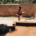 Tamy Emma Pepin Instagram - Je vous remercie de vos messages. Je vais bien. Mon coeur et mes pensées sont avec les familles des disparus. Je pense particulièrement aux enfants, aux hommes et aux femmes dans les montagnes de l’Atlas et dans les régions rurales. Selon @lemondefr plus de la moitié des morts sont dans les régions montagneuses d’Al Haouz et de Taroudant. Des parties de la médina de Marrakech ont été touchées. Je n’ai aucun doute que le patrimoine bâti affecté sera reconstruit rapidement, toutefois cet écosystème humain a aussi besoin de notre appui. Pour les visiteurs, la ville et les alentours sont comme d’habitude. Sinon, je pense à la Terre. À cette énergie sous-terraine, relâchée à la surface vendredi soir. J’espère que nous saurons faire quelque chose de nouveau, de bon et de solidaire avec. Pour ceux qui désirent soutenir le Maroc : - Education For All (@efa_morocco) oeuvre dans l’Atlas et offre des environnements et opportunités d’apprentissage aux femmes et aux filles. - Le Royaume a mis sur pied un compte spécial auprès du Trésor et Bank Al Maghrib, en vue de recevoir les contributions volontaires de solidarité des citoyens et des organismes privés et publics. — Vous pouvez aussi visiter les gens du pays ❤️ Sur une note plus personnelle, je suis attristée par la perte de Tinmel. Ce lieu était pour moi très spécial; un sanctuaire spirituel pour tous les peuples et nations. Je souhaite donc au Maroc de préserver l’écologie et l’esprit de ces environnements, et d’aider les populations rurales à se rebâtir rapidement et en harmonie. Je partagerai des liens et ressources dans les stories et highlights. Vous pouvez aussi m’en envoyer en Dm. A bientôt