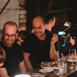 Tamy Emma Pepin Instagram - Opa! Après une diffusion réussie sur la plateforme de streaming Vrai, l’émission Resto Pop-Up est maintenant diffusée sur la chaîne de television canadienne Zeste. Déjà deux ans depuis ce délicieux tournage, entourée de la merveilleuse équipe de Sphère Media et des chefs de la scène culinaire montréalaise. Des rencontres et des recettes, à visionner sur Zeste en famille ou entre amis, les vendredis à 11:30 et 16:30, ou sur demande via les plateformes de Québecor. 🥰 

#montreal #montrealculinaire #restosmontréal #foodshow