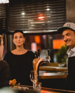 Tamy Emma Pepin Instagram - Opa! Après une diffusion réussie sur la plateforme de streaming Vrai, l’émission Resto Pop-Up est maintenant diffusée sur la chaîne de television canadienne Zeste. Déjà deux ans depuis ce délicieux tournage, entourée de la merveilleuse équipe de Sphère Media et des chefs de la scène culinaire montréalaise. Des rencontres et des recettes, à visionner sur Zeste en famille ou entre amis, les vendredis à 11:30 et 16:30, ou sur demande via les plateformes de Québecor. 🥰 

#montreal #montrealculinaire #restosmontréal #foodshow