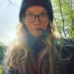 Tamzin Merchant Instagram – TFW you find wild garlic growing in the woods 🤩😋🌱
(also dandelion puffballs and Hawthornes budding) 🥰