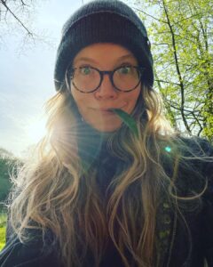 Tamzin Merchant Instagram - TFW you find wild garlic growing in the woods 🤩😋🌱 (also dandelion puffballs and Hawthornes budding) 🥰