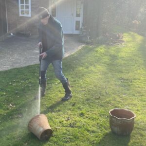 Tamzin Merchant Instagram - Signs of Spring 💛🌼🌸

Daffodils blooming, tiny buds breaking... and my dad going full Ghostbusters with his jet-washer on a plant pot 😂