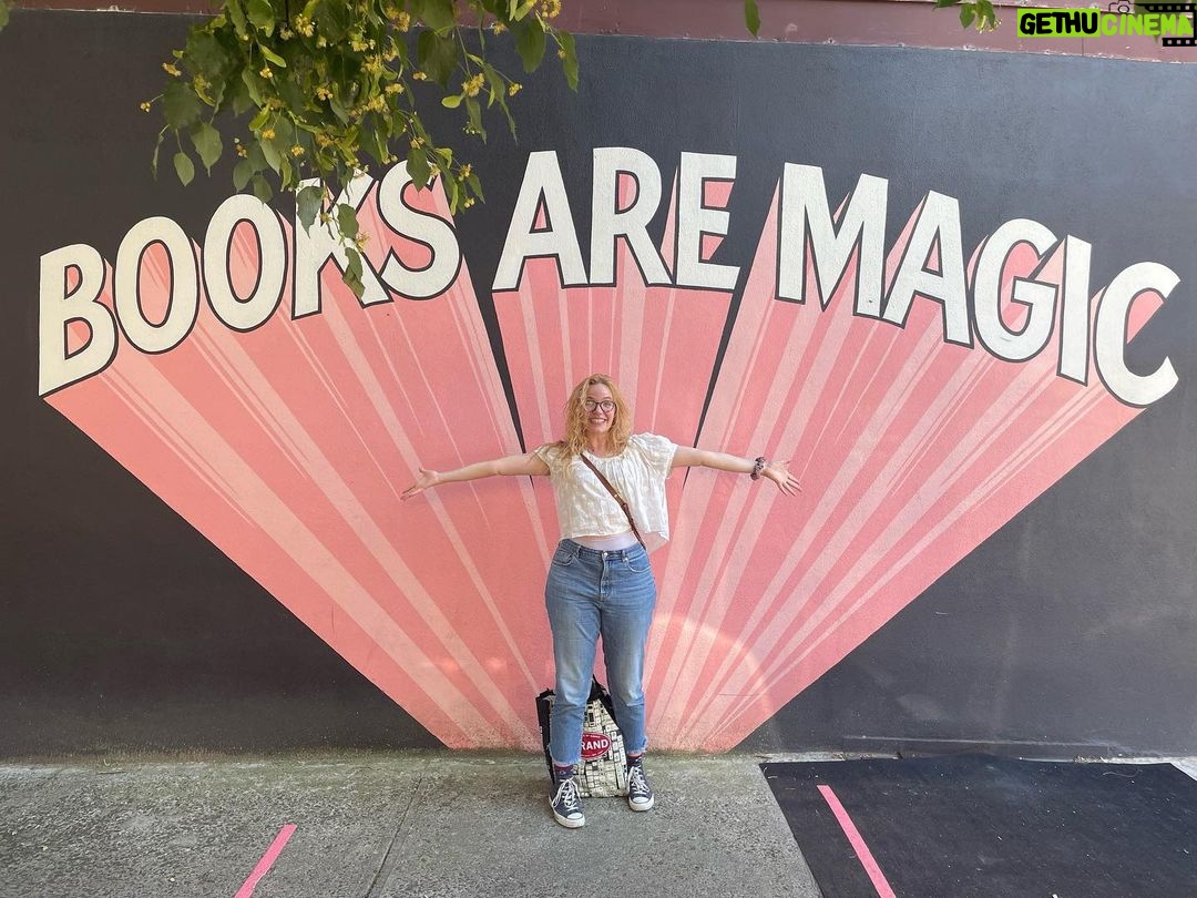 Tamzin Merchant - 0.9K Likes - They really are 💖
📸 & whistlestop tour of BK neighbourhood by @robpaulmeyer 💖🥰