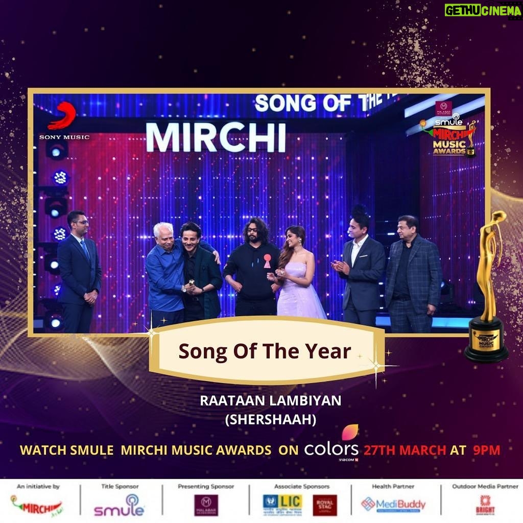 Tanishk Bagchi Instagram - So much love for the Music of Shershaah at #SmuleMirchiMusicAwards ❤️ Gratitude and Respect🙏🏼 @filmy.mirchi @mirchiworld @azeemdayani #raataanlambiyan