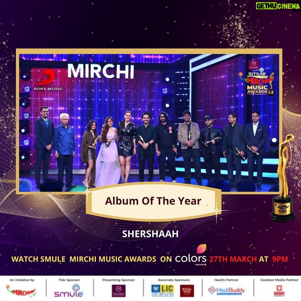 Tanishk Bagchi Instagram - So much love for the Music of Shershaah at #SmuleMirchiMusicAwards ❤️ Gratitude and Respect🙏🏼 @filmy.mirchi @mirchiworld @azeemdayani #raataanlambiyan