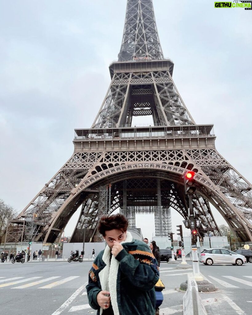 Tanishk Bagchi Instagram - The world is a book and those who do not travel read only a page… #paris #travel photography by @zarakhan 🤟🤟🤟🤟😘😘😘😘