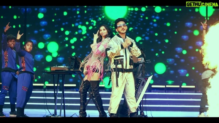 Tanishk Bagchi Instagram - The ultimate party is almost here and I can’t wait to groove to the refreshing beats at the #PepsiMoneyHeistParty with @zarakhan #ad Stream it on @pepsiindia YouTube channel on 9th October at 7:30 pm. https://youtu.be/phCQyZAV0pc Ciao guys!