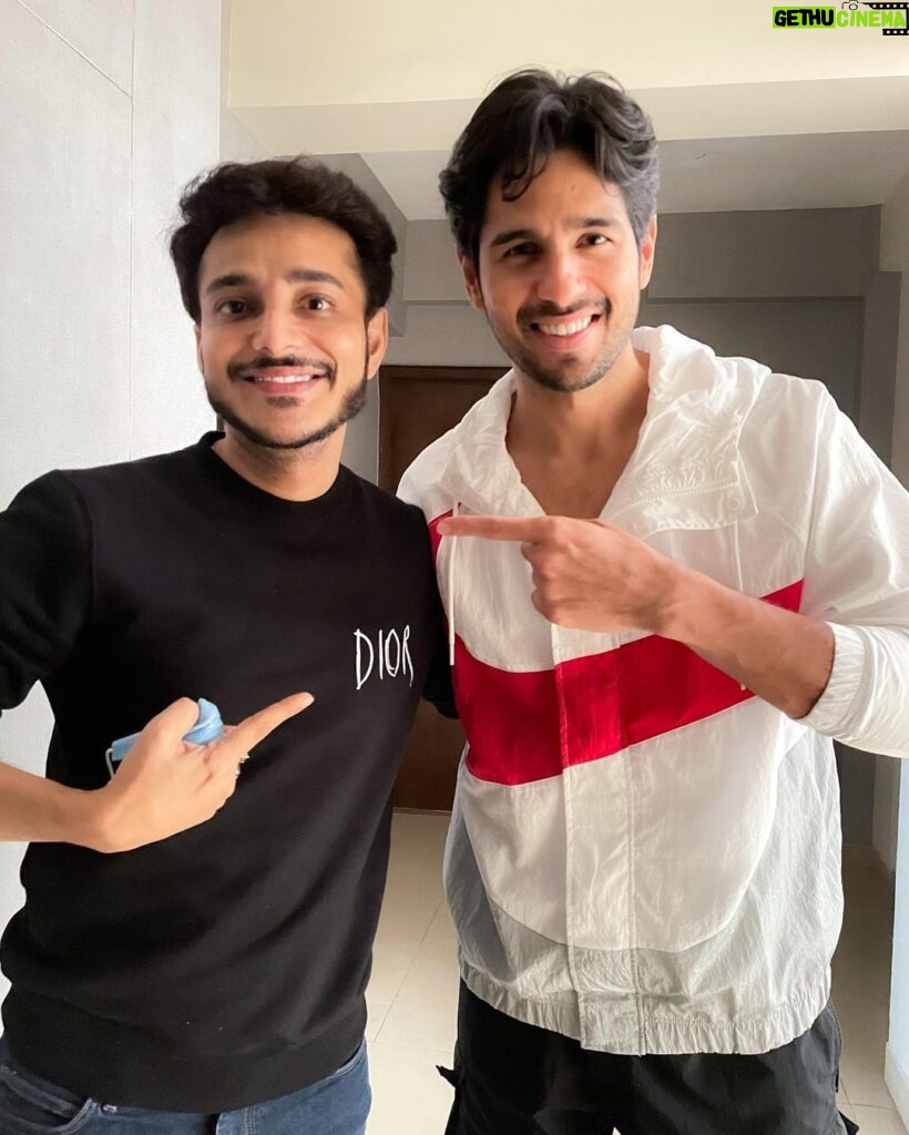 Tanishk Bagchi Instagram - Celebrating 300 Million of #RaatanLambiyan with my brother @sidmalhotra 🤜🏼🤛🏼 Also, We might just come up with a surprise for you all soon 😉 #Shershaah @azeemdayani #Sidharthmalhotra @sonymusicindia @dharmamovies