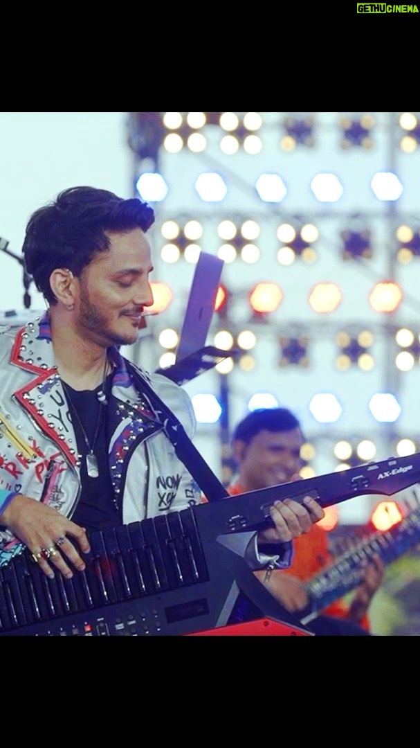 Tanishk Bagchi Instagram - We had a baller of a time playing for a Noble cause at the Iconic Gateway of India. Here’s what went down at Global Citizen ⭕️ Live in Mumbai, 2021. @zarakhan @nikhitagandhiofficial @yasserdesai Styled by - @pallakhshah Make up - @safasheikhbeauty Hair -@swapnil_hair Video By - @themediatronic Event Courtsey - @wizcraft_india Agent - rio.ghosh Team - @Kishorbeatz @flutewalaa @jesuinikki8adi @raj_kumardewan @sasmitrudra @omkardhumal @manasviolin @bhagirath.Bhatt @tosiefshaikh @vst_rahul #GlobalCitizen #BTS #Behindthescenes #Showtime #Gigs #Mumbai #India #TanishkBagchi #ZaraKhan #NikhitaGandhi #Yasserdesai