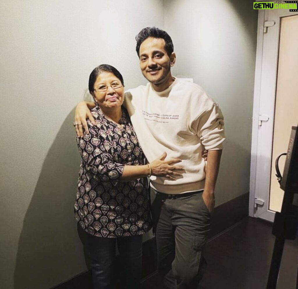 Tanishk Bagchi Instagram - Happy birthday to you Maa @burmansharmisthadas Everything i am is because of you and i am so grateful to God for giving me a mother like you…i pray to God that in every life i be born as your child…love you lots…❤️❤️❤️❤️❤️❤️❤️❤️❤️❤️❤️❤️❤️❤️🎂🎂🎂🎂🎂🎂🎂🎂🎂🎂🎂🎂🎂🎂🎂happy birthday…