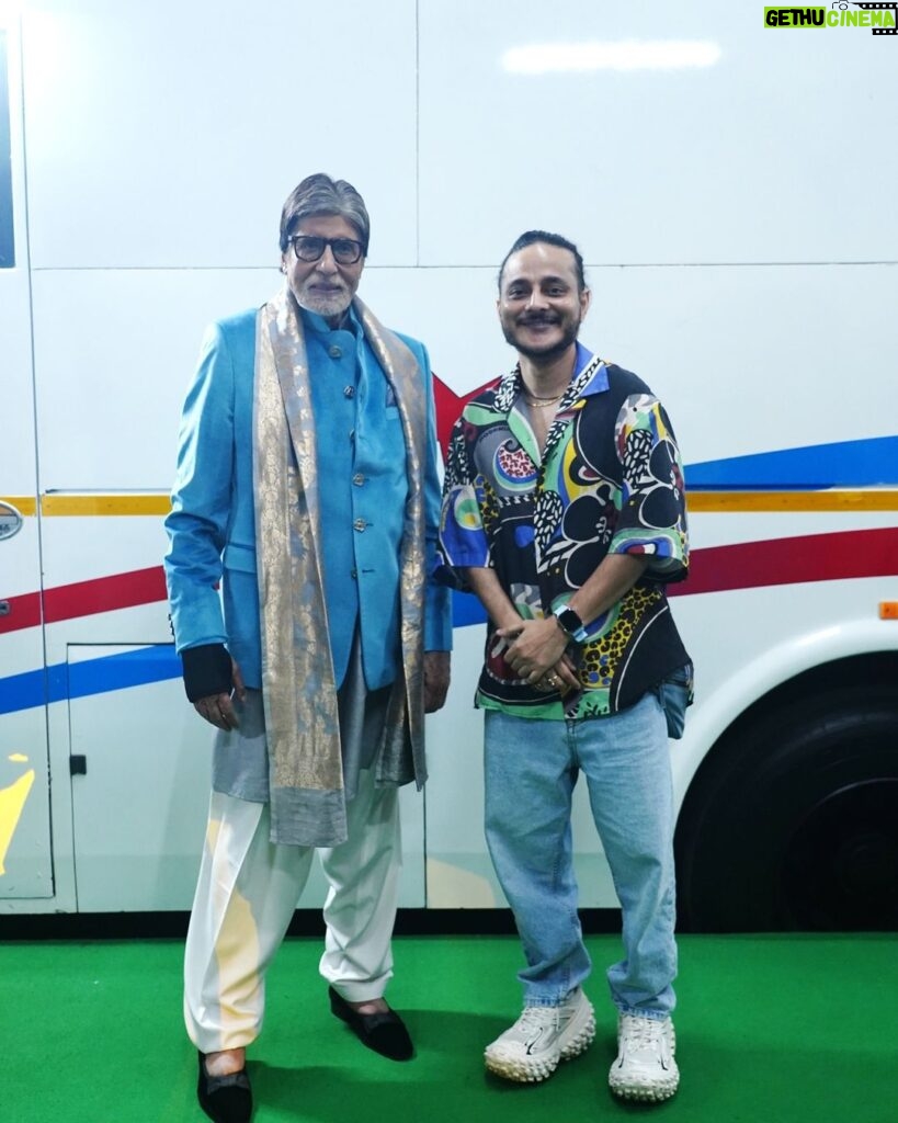 Tanishk Bagchi Instagram - “Feeling absolutely ecstatic and incredibly blessed today as I had the honor of meeting the legendary Amitabh Bachchan Sir, the one and only icon of Bollywood! 🌟✨ It’s a dream come true to be in the presence of such an incredible talent and a true inspiration. Thank you, Sir, for your time and for being so gracious. 🙏🙏🙏#BollywoodLegend @amitabhbachchan #DreamComeTrue” Thank you @jjoshina for making this possible..