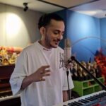 Tanishk Bagchi Instagram - “Singing my heart out to the soulful tunes of Hridoy Khan’s ‘Bolna.’ 🎶 As a huge fan and grateful friend, this one’s from the heart! Your music has always been my source of inspiration, and ‘Bolna’ holds a special place in my playlist. 🙏❤️ @hridoykhanofficial #bolnatuibolna