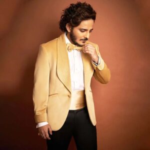 Tanishk Bagchi Instagram - Tanishk Bagchi's contemporary take on Sarah & Sandeep's Concept Sand Velvet Tuxedo Ensemble for the Filmfare Red Carpet 2022.

Make up- @safasheikhbeauty
Hair- thakuramit190

#SarahSandeep #TanishkBagchi #Bespoke #Contemporary #Menswear #Tuxedo #TheArtOfGeometry