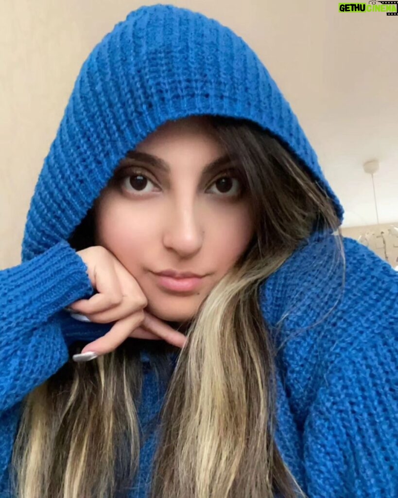 Tannaz Davoodi Instagram - Which blue emoji would you give me? 🐳🐦💠💙 ♡ ♡ ♡ ♡ ♡ ♡ #blue #blueaesthetic #throwback #throwbacksunday #holland #thenetherlands #holiday #missyou #persian #irani #iranian #iraniangirl #persiangirl #nomakeup #natural #nomakeupselfie #selfie #love #browneyes #brunettegirl #brunette #hoodie #modeling #model #unitedkingdom #londonist #smile #longeyelashes #sunday Netherlands