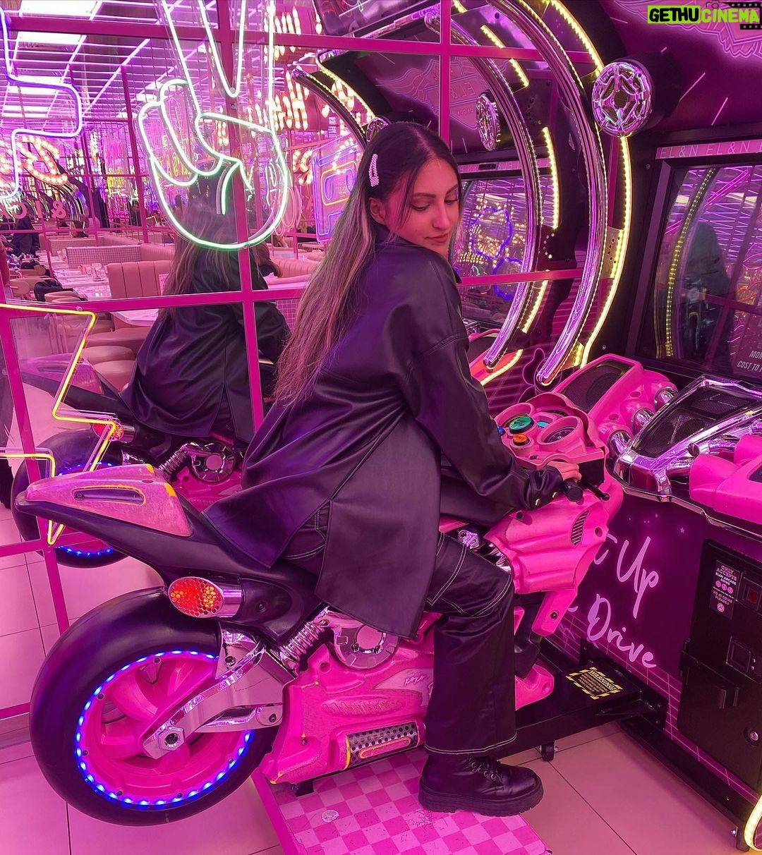 Tannaz Davoodi Instagram - Vroom vroom ✨ • • • • • #vroomvroom #elan #pink #london #londonlife #bubblegum #fun #love #longhair #blonde #brunettebalayage #brunettegirl #girl #fashion #leather #zara #shein #cute #bikeride #bike #unitedkingdom #fashionstyle #leatherpants #leatherjacket #blackoutfit #cafe EL&N