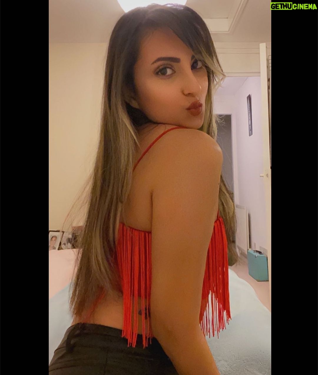 Tannaz Davoodi Instagram - I'm the typa girl that make you forget that you got a type, Type that make you love me when the only thing you done is like 👅❣️ • • • • • • #typagirl #girl #blackpink #blackpinksongs #nightout #shein #red #blonde #blondehair #kiss #friday #fridaynight #fashion #photo #photooftheday #fashionstyle #bollywood #dancer #india #bollywooddancer #longhair #model #modelling #photogram #redlips #butterflytattoo #club #love #london #unitedkingdom London, United Kingdom