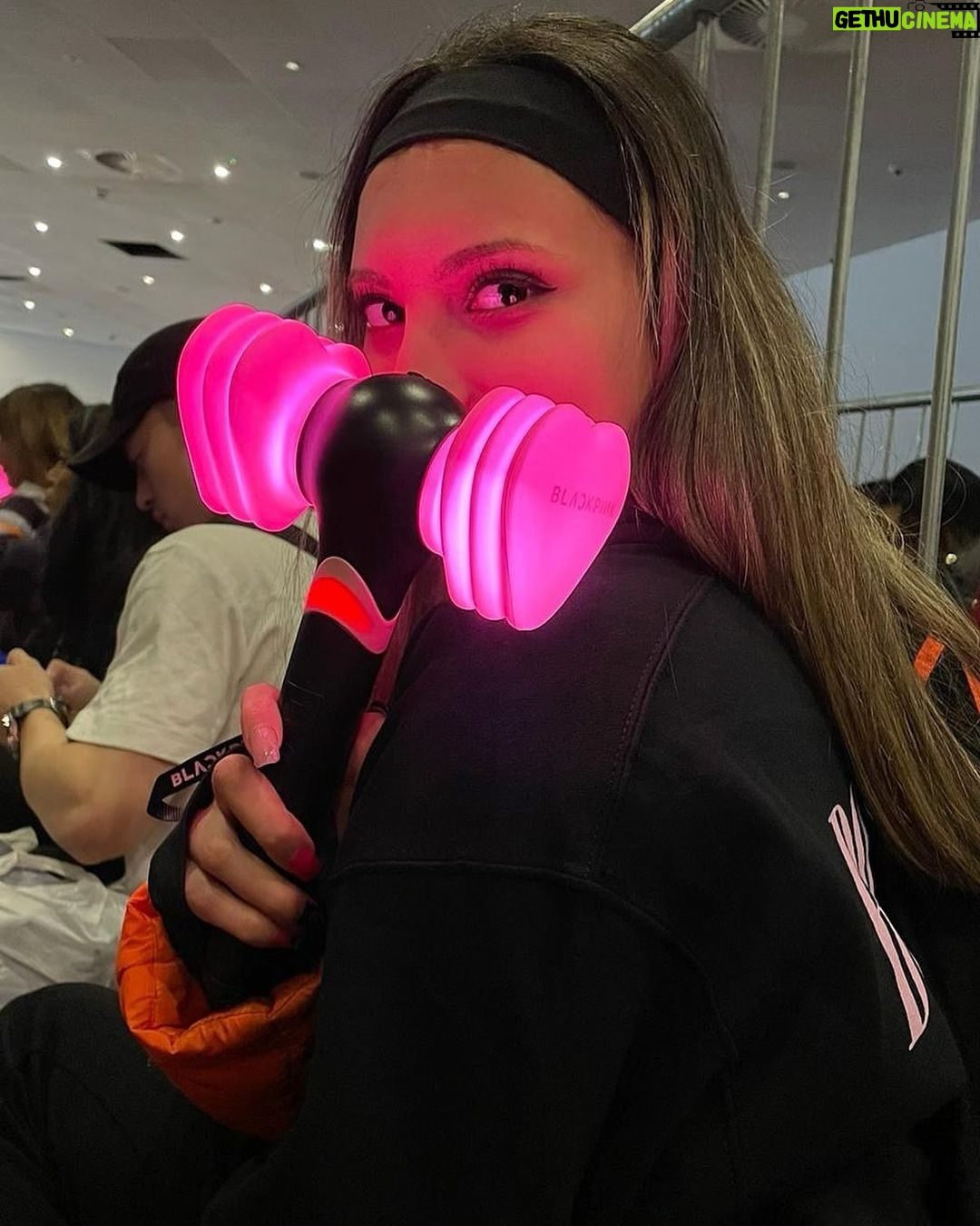 Tannaz Davoodi Instagram - π #blackpinkinyourarea β’ β’ β’ β’ β’ #blackpink #bp #blackpinkofficial #blackpinklondon #concert #blackpinkconcert #bestnight #pink #black #heart #lightstick #tour #pinkvenom #pinkvenomblackpink #pinkvenomtour #worldtour #love #fashion #browneyes #photo #photooftheday #blonde #london #unitedkingdom #o2 O2 Arena London