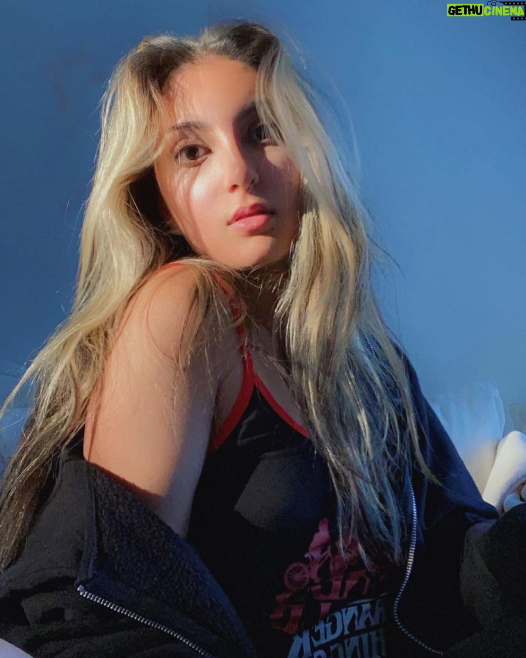 Tannaz Davoodi Instagram - Morning selfies π¬π³ Goodmorning πΈπΊ β’ β’ β’ β’ β’ #morning #goodmorning #morningmotivation #nomakeup #nomakeupselfie #morningselfie #selfie #goodmorningpost #blonde #blondehair #brunette #girl #persian #iranian #irani #summer #spring #longhair #browneyes #strangerthings #london #unitedkingdom London, United Kingdom