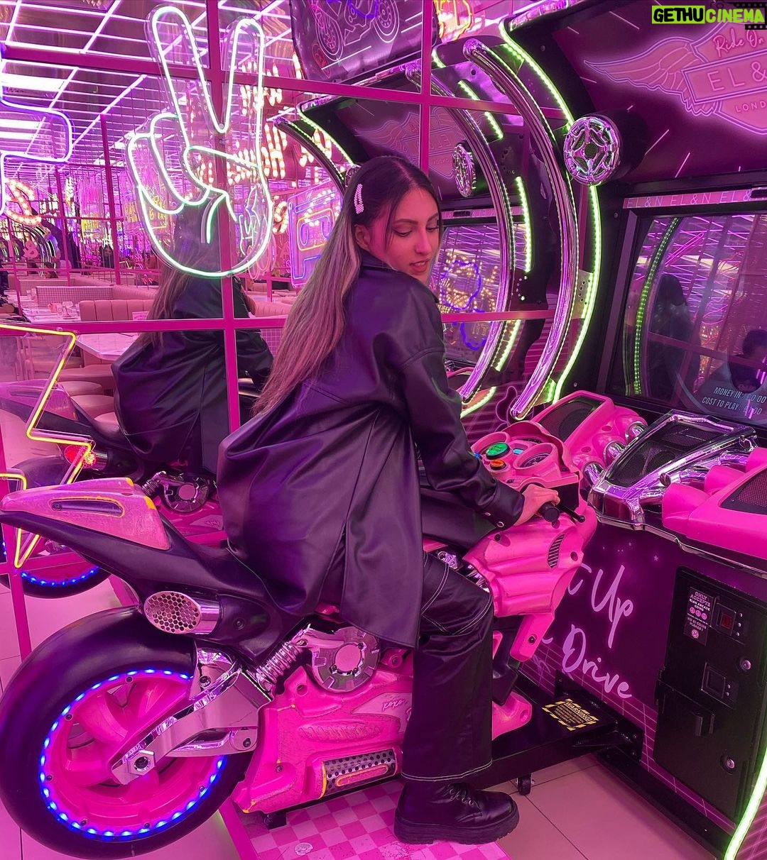 Tannaz Davoodi Instagram - Vroom vroom ✨ • • • • • #vroomvroom #elan #pink #london #londonlife #bubblegum #fun #love #longhair #blonde #brunettebalayage #brunettegirl #girl #fashion #leather #zara #shein #cute #bikeride #bike #unitedkingdom #fashionstyle #leatherpants #leatherjacket #blackoutfit #cafe EL&N