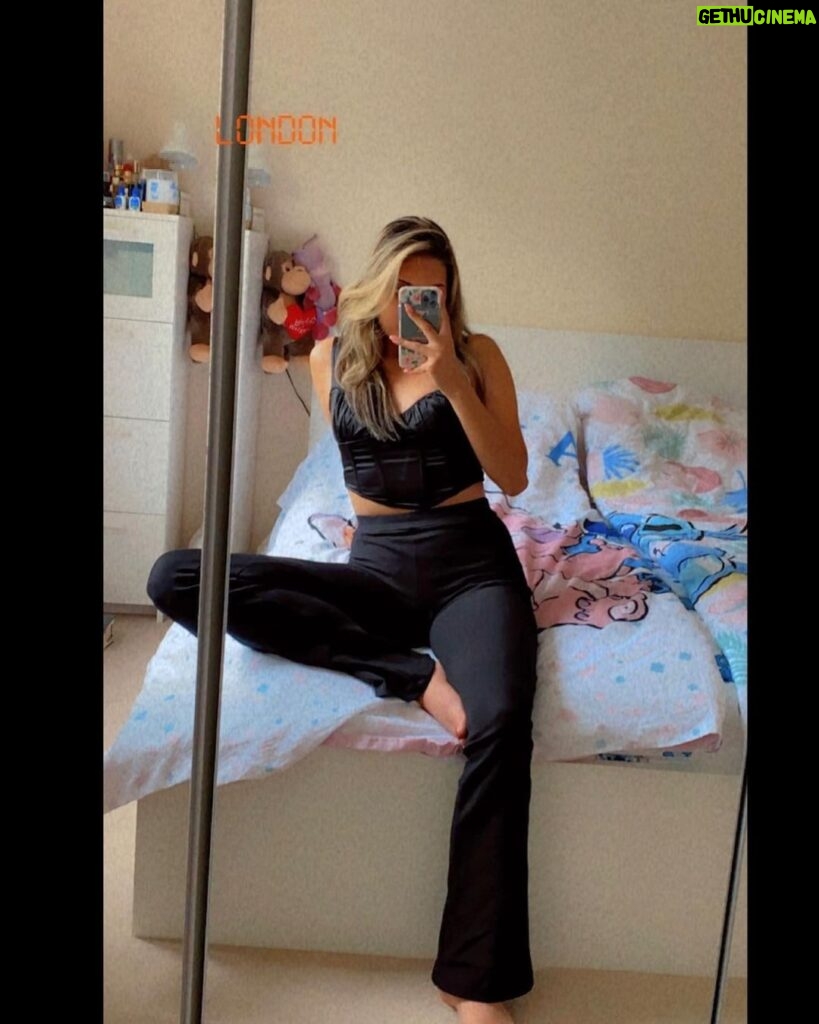 Tannaz Davoodi Instagram - Some mirror selfies 🧸🙈 • • • • #mirror #mirrorselfie #mirrormirror #mirrorpic #persian #irani #iranian #persiangirl #iraniangirl #girl #blackoutfit #butterfly #butterflytattoo #nightout #iloveyou #brunettegirl #blonde #blond #blondie #outfit #longhair #fashion #fashionstyle #style #love #london #unitedkingdom #photo London, United Kingdom