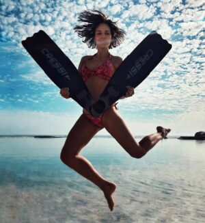 Tanya van Graan Instagram - Just because winter’s propelling forward, doesn’t mean we have to do the same....!?🤔🤦🏻‍♀️🤪#capetownwinter #atlanticlove 🌊#freediving #chasingsummer