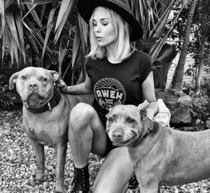 Tanya van Graan Instagram - Show me your pitties!! #AwehKaapstad #HappyFriday💛😎🤙🏼😆