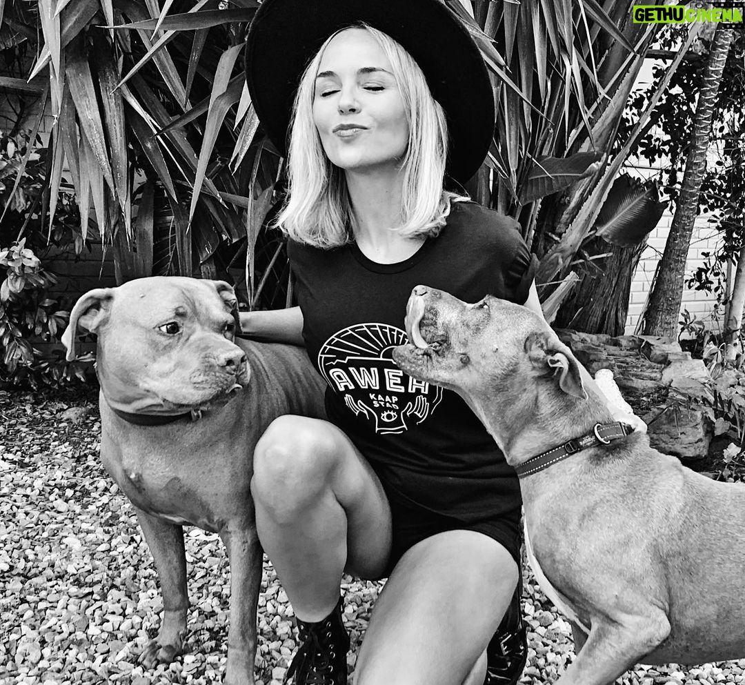 Tanya van Graan - 1.7K Likes - Show me your pitties!! #AwehKaapstad #HappyFriday💛😎🤙🏼😆