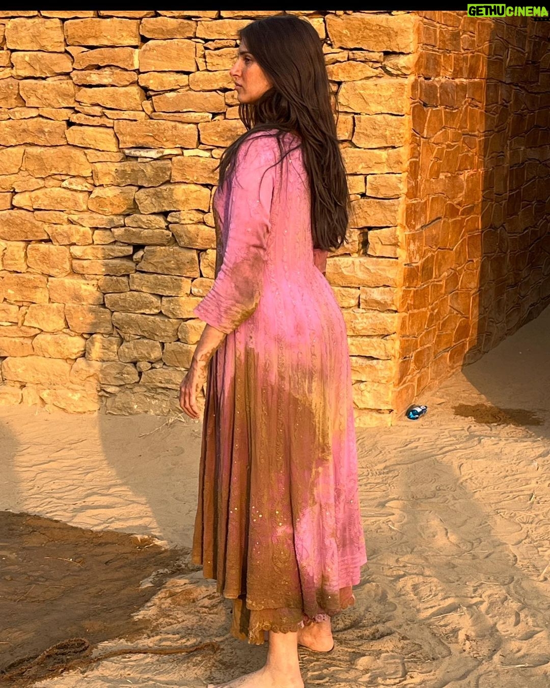 Tara Sutaria Instagram - I’d like to call this post ‘ Say hello to my friends, the creepy crawlies on set… and other amusing moments from #Apurva ‘ @nix_bhat 😂😂