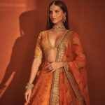 Tara Sutaria Instagram – Tere aane se aayi Diwali…🧡✨

Happy Diwali! 🪔🪔🪔✨✨✨