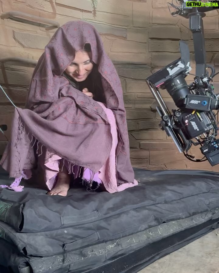Tara Sutaria Instagram - I’d like to call this post ‘ Say hello to my friends, the creepy crawlies on set… and other amusing moments from #Apurva ‘ @nix_bhat 😂😂