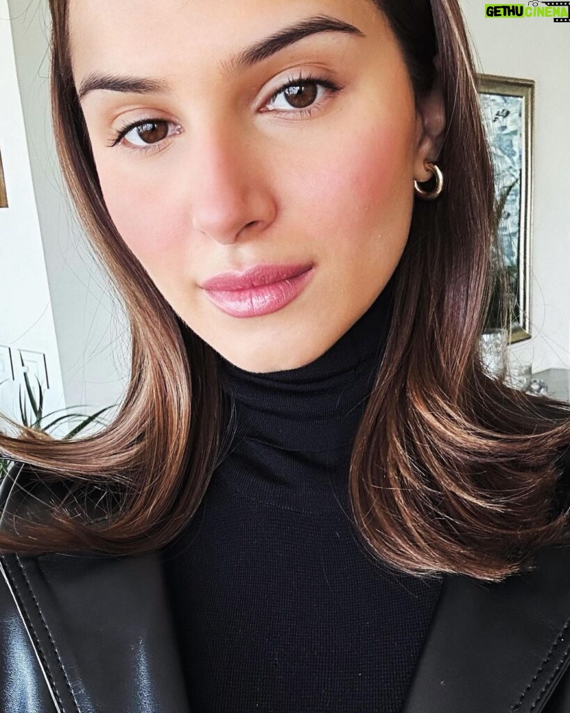 Tara Sutaria Instagram - Hi Delhi🖤✈️ ( and new hair! )