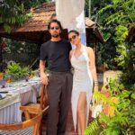Tara Sutaria Instagram - Who needs Santa when you’ve got friends 🕺🏻🌴🍷☀️ @ranjigoa thank you for a lovely lunch and even lovelier company!!! ✨