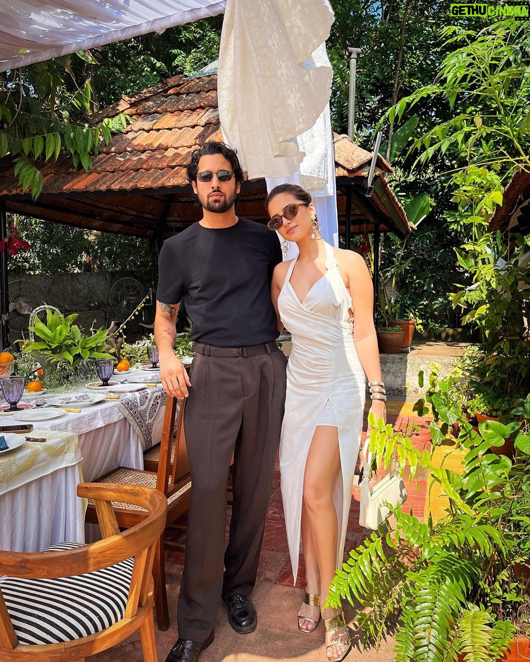 Tara Sutaria Instagram - Who needs Santa when you’ve got friends 🕺🏻🌴🍷☀️ @ranjigoa thank you for a lovely lunch and even lovelier company!!! ✨