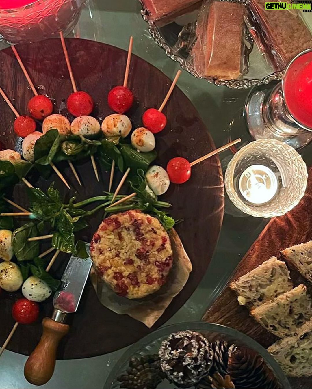 Tara Sutaria Instagram - Eat and be merry for tomorrow is another day to eatππβ¨ Happy Holidays guys