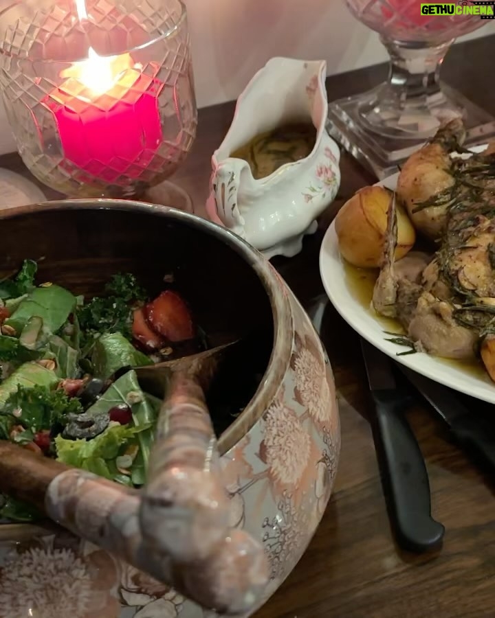 Tara Sutaria Instagram - Eat and be merry for tomorrow is another day to eatππβ¨ Happy Holidays guys