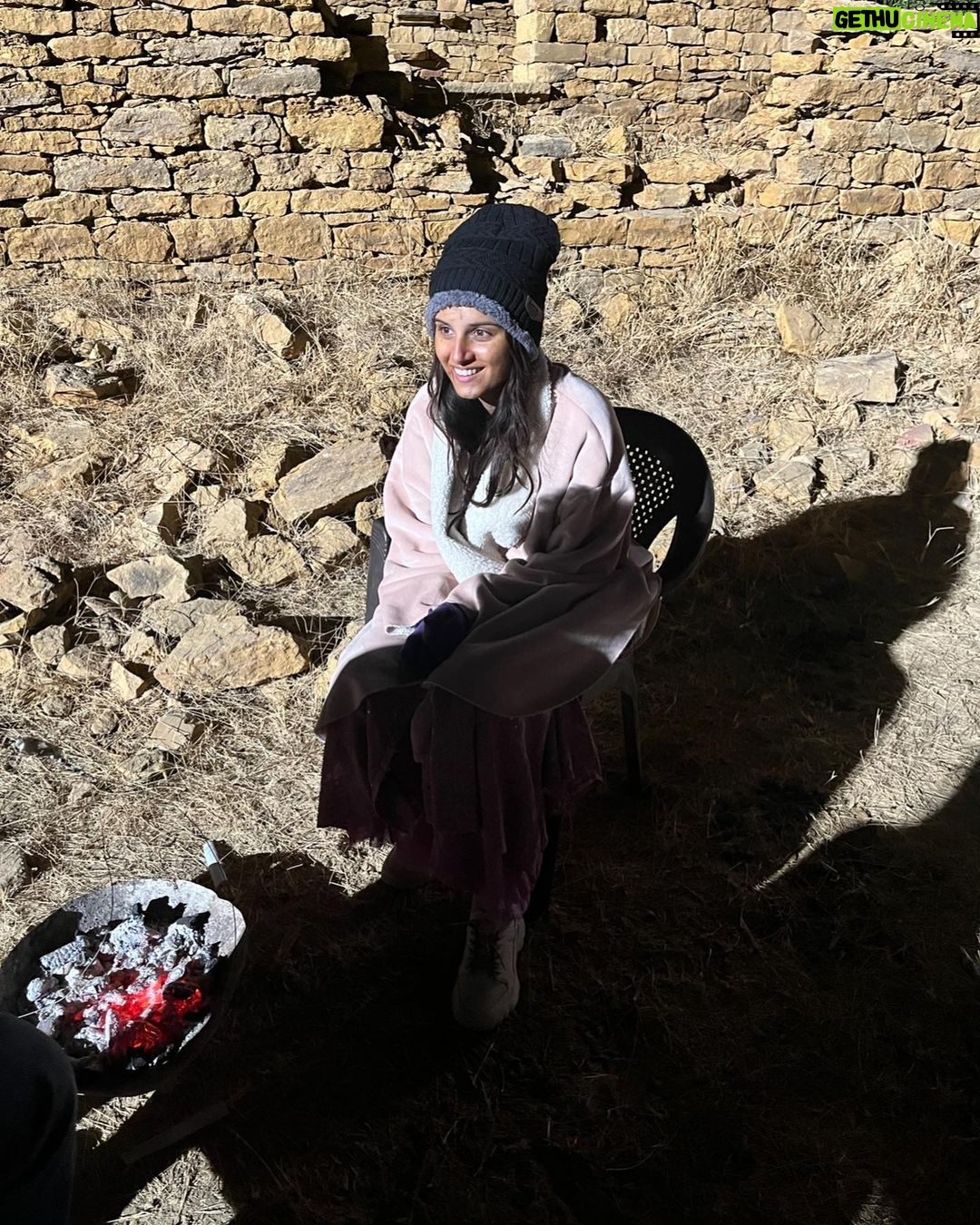 Tara Sutaria Instagram - I’d like to call this post ‘ Say hello to my friends, the creepy crawlies on set… and other amusing moments from #Apurva ‘ @nix_bhat 😂😂