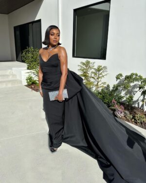Taraji P. Henson Instagram - Black Girl Magic 🖤💋 @sagawards 

Makeup: @saishabeecham 
Hair: @tymwallacehair 
Nails: @customtnails1 
Stylist: @waymanandmicah 
Producer: @sauntemakesithappen
Products: @tphbytaraji

Jewelry: @bulgari 
Dress: @giambattistavalliparis couture 
Shoes: @betseyjohnson 
Bag: @judithleiberny